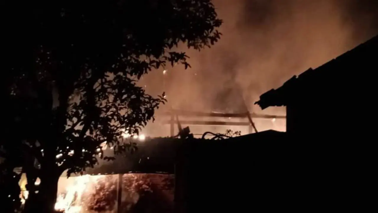 Diduga Kesal Akibat Ditilang Polisi, Siran Bakar Habis Rumahnya