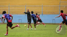 Pemain Mitra Kukar berlatih di Stadion Gajayana, Malang, Senin (19/1/2014). (Liputan6.com/Faizal Fanani)