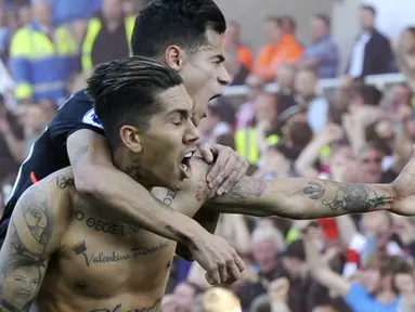 Selebrasi pemain Liverpool, Roberto Firmino dan Philippe Coutinho saat mencetak gol ke gawang Stoke City pada laga Premier League pekan ke-32 di Britannia Stadium, Stoke, (8/4/2017). Liverpool menang 2-1. (AP/Rui Vieira)