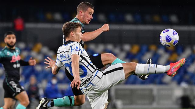 FOTO: Handanovic Buat Blunder, Inter Diimbangi Napoli 1-1 - Nicolo Barella; Diego Demme