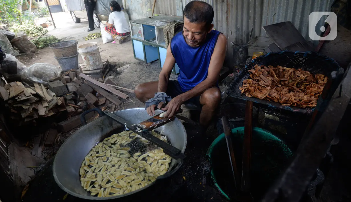 Pekerja memotong dan langsung menggoreng pisang untuk dijadikan keripik di Desa Cogreg, Parung Bogor, Jawa Barat, Kamis (3/9/2020). Keripik Pisang tersebut akan dikirim ke pasar dengan harga Rp 35 ribu untuk menambah pilihan oleh-oleh dari Kota Hujan. (merdeka.com/Dwi Narwoko)