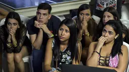 Fans cantik Venezuela dengan wajah tegang dan cemas menonton timnya bertanding pada final Piala Dunia U-20 lewat layar TV di Caracas, Venezuela, (11/6/2017). (AFP/Luis Robayo)