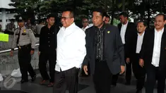 Wakil Ketua DPRD M Taufik (kiri) dan Abraham Lunggana saat tiba di Gedung KPK, Jakarta, Rabu (17/2). Kedatangan puluhan anggota DPRD DKI itu untuk menanyakan soal kasus pembelian lahan Rumah Sakit (RS) Sumber Waras. (Liputan6.com/Helmi Afandi)