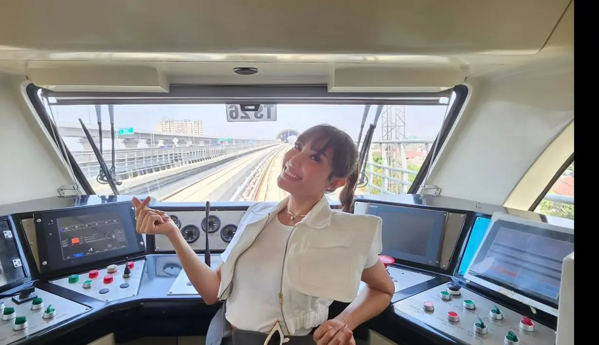 "Seneeng bingit bisa naik LRT bareng Bapak @jokowi  Pak @erickthohir & Pak @budikaryas . Jadi bisa ngerasain cepet & smooth jalan keretanya," tulis mrsayudewi. [Instagram/mrsayudewi]