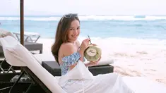 Beberapa waktu belakangan ini Beby Tsabina tengah sibuk dengan proyek web series baru bersama Angga Yunanda. Web series berjudul Antares yang ia bintangi dengan Angga tersebut kini sudah tayang dan sempat trending pada waktu rilisnya.  (Liputan6.com/IG/@bebytsabina)