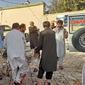 Warga Afghanistan membawa jasad korban ke ambulans setelah serangan bom di sebuah masjid di Kunduz. (AFP)