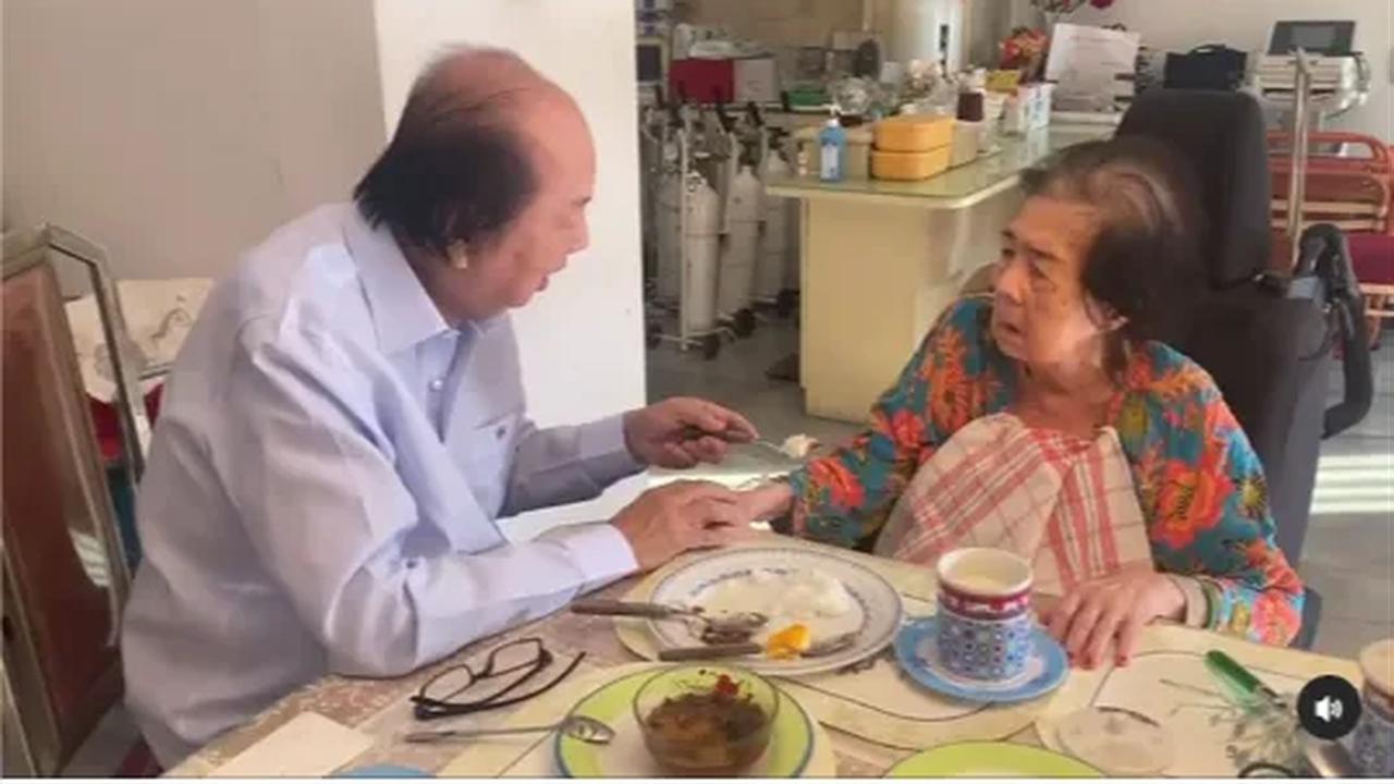 Dato Sri Tahir mengungkapkan alasannya untuk tetap menyuapi sang Ibu sebelum bekerja. Hal ini lantaran Ia menganggap sang Ibu adalah yang terpenting.