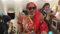 Viral jemaah haji sibuk dandan di pesawat saat akan mendarat. (Sumber: TikTok/ravidhams)