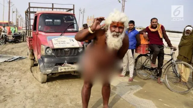 Seorang biksu menunjukkan sisi spiritualitas dengan menarik mobil dengan menggunakan penisnya.