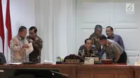 Presiden Jokowi mendengarkan Kapolri Jenderal Tito Karnavian berbicara saat memimpin rapat terbatas, Jakarta, Senin (16/4). Rapat membahas percepatan pengadaan rumah tinggal bagi aparatur sipil negara (ASN/PNS), TNI dan Polri. (Liputan6.com/Angga Yuniar)