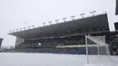 Pihak Burnley selaku tuan rumah sudah berusaha keras, tapi dalam waktu 10 menit saja, lapangan sudah kembali tertutup salju lagi. (AP Photo/Rui Vieira)