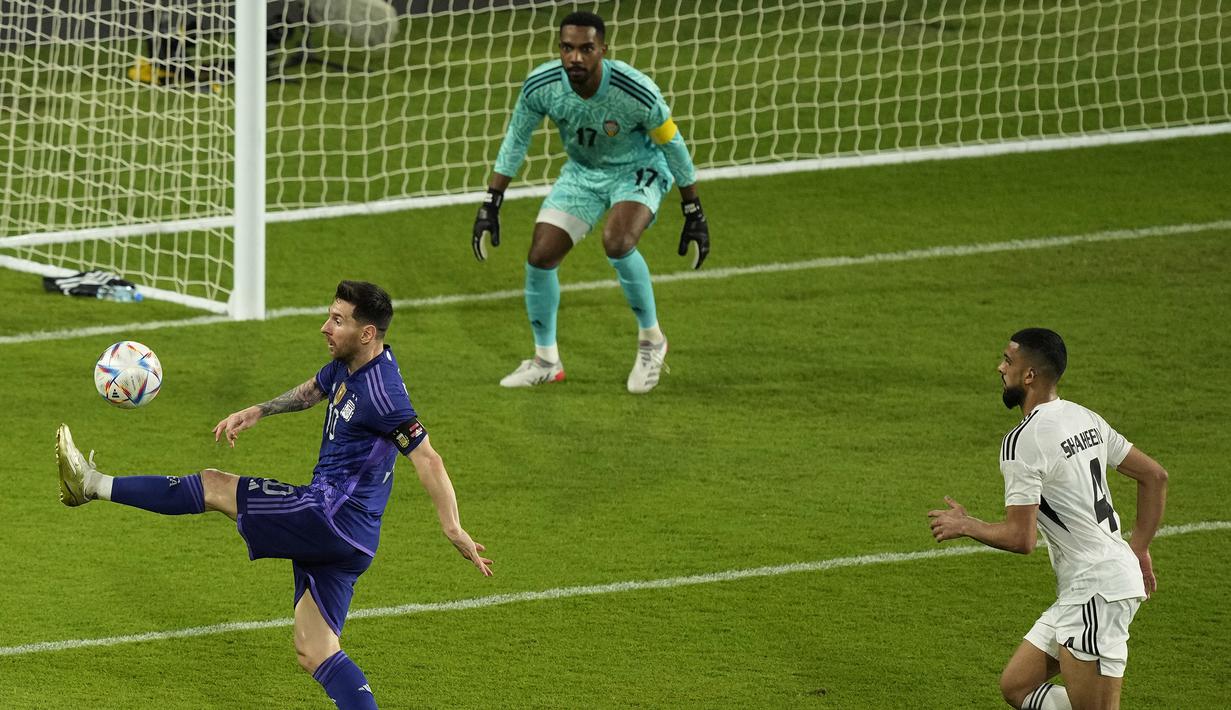 Jelang Piala Dunia 2022, pemain bintang Argentina, Lionel Messi masih menunjukkan ketajamannya dengan memberikan satu assist untuk gol Julian Alvarez dan mencetak satu gol di pertandingan tersebut. (AP Photo/Hussein Malla)