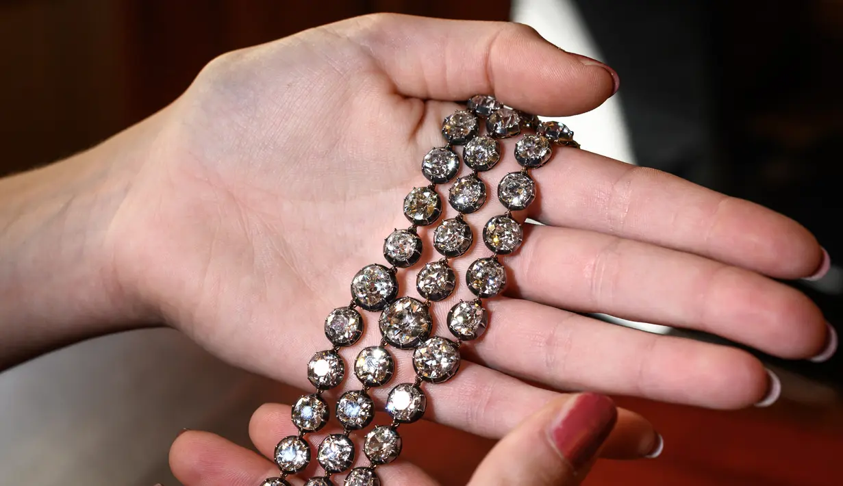 Gelang Ratu Prancis Marie-Antoinette diperlihatkan di Jenewa, Swiss, 6 September 2021. Gelang Ratu Prancis Marie-Antoinette tersebut diperkirakan dijual dengan harga mulai dari USD 2 juta atau sekitar Rp 28 miliar. (FABRICE COFFRINI/AFP)