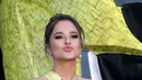 Pemeran Ranger kuning Becky G menyapa awak media saat menghadiri premier Power Rangers di Los Angeles, California, Rabu (22/3). Bergaun kuning Becky G tampil cantik dan seksi yang jadi pusat perhatian fotografer. (Frederick M. Brown/Getty Images/AFP)