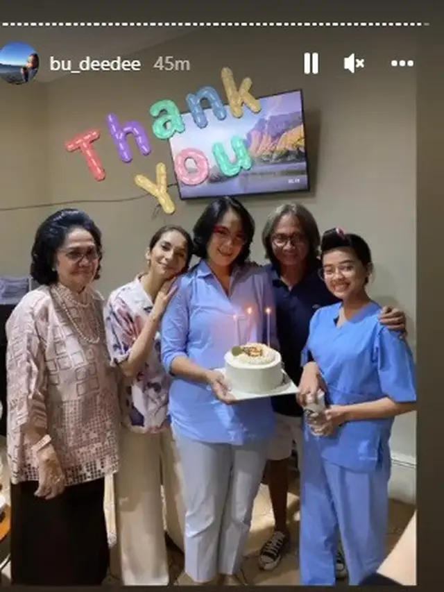 Dian Nitami merayakan ulang tahun ke-51 di lokasi syuting sinetron Buku Harian Seorang Istri (Foto: Instagram @bu_deedee)