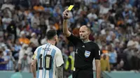 Wasit Antonio Mateu memberikan&nbsp;kartu kuning kepada pemain Argentina Lionel Messi pada laga perempat final Piala Dunia 2022 melawan Belanda di Stadion Lusail, Qatar, Sabtu, 10 Desember 2022.&nbsp;(AP Photo/Ricardo Mazalan)