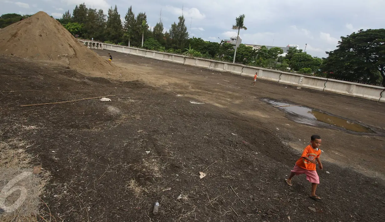 Sejumlah anak bermain di lahan yang menjadi tempat pembangunan Taman Bersih Manusiawi dan Wibawa (BMW) di Jakarta Utara, Selasa (7/3). (Liputan6.com/Immanuel Antonius)