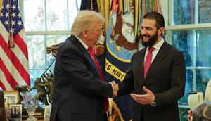Dalam foto yang dirilis oleh kantor kepresidenan Suriah, Presiden Donald Trump (kiri) bersalaman dengan Presiden Suriah Ahmad al-Sharaa di Gedung Putih, Washington, Senin (10/11/2025). (Dok. Kantor Kepresidenan Suriah via AP)&nbsp; &nbsp;