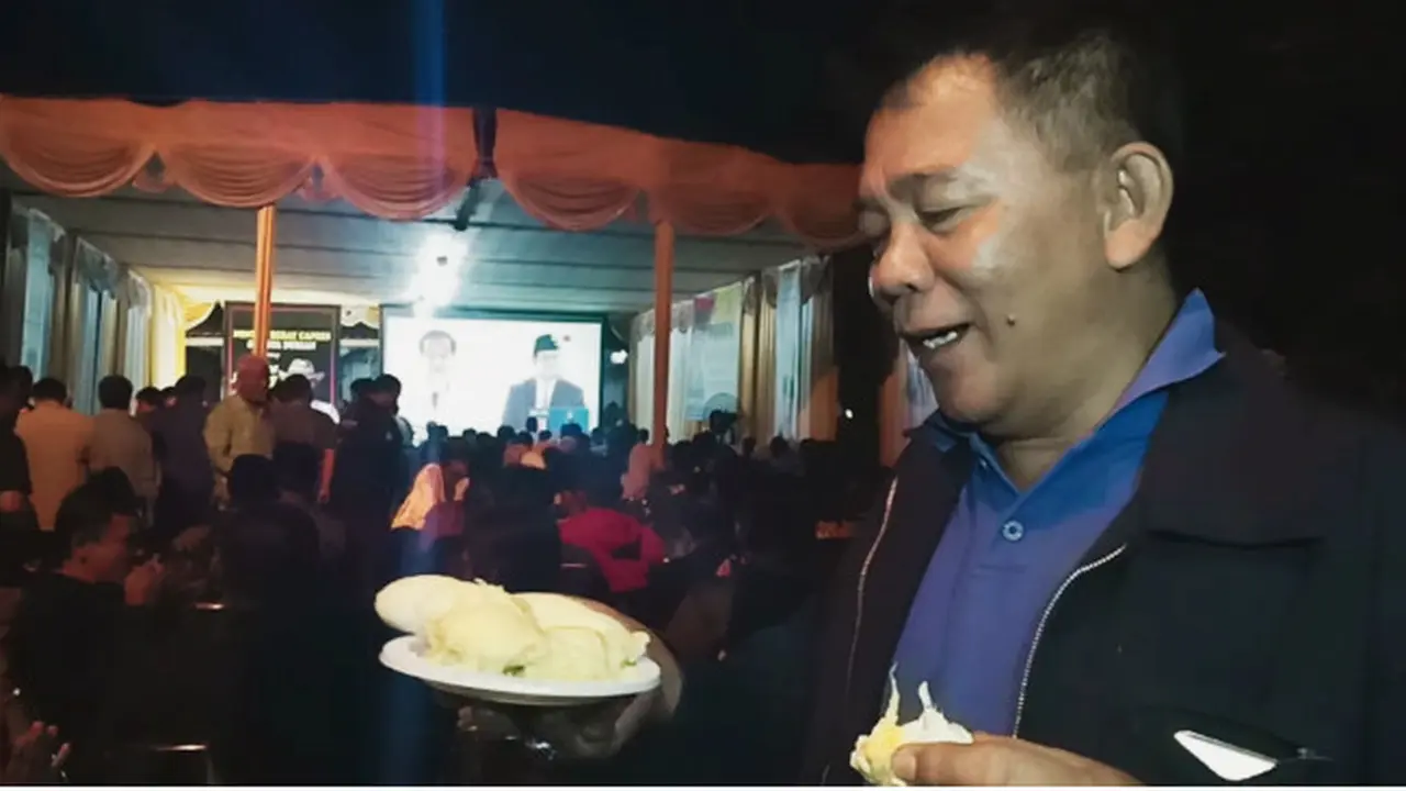 Ratusan Warga Brebes Gelar Nobar Debat Capres Sambil Makan Durian Dua Pikap