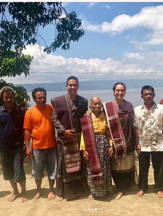 "Alhamdulillah hari ini saya sampai di Panamean, Balige, Tobasa buat pertama kalinya dan untuk melihat secara langsung kondisi Opung Saulina Boru Sitorus." tulisnya sebagai keterangan fotonya bersama Nenek Saulina. (Instagram/got_alex)