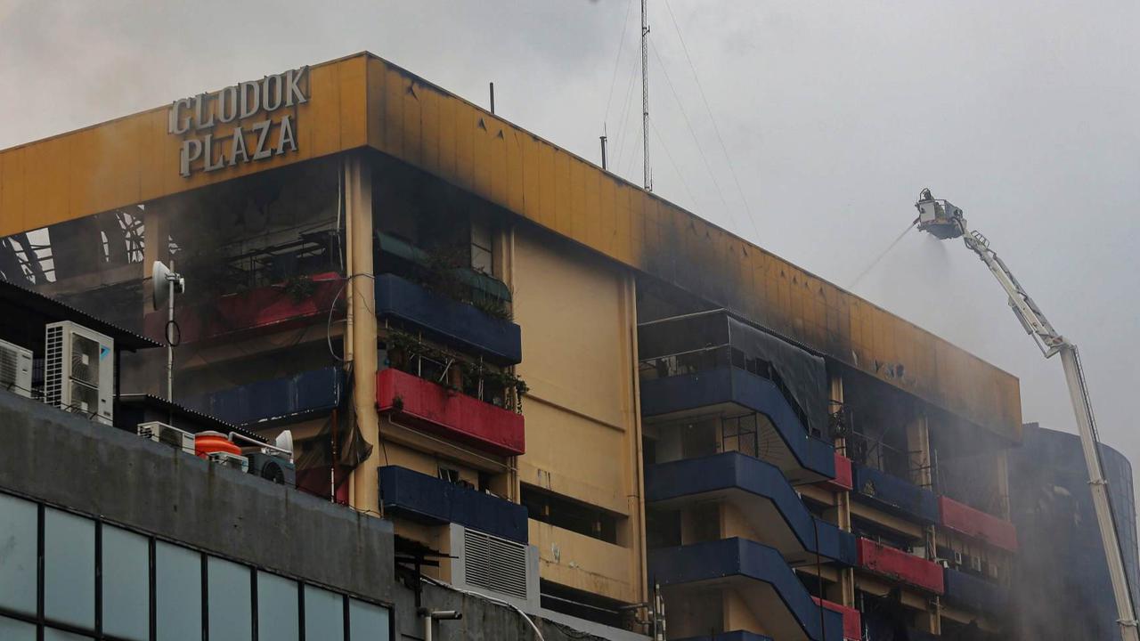 FOTO: Ini Penyebab Sulitnya Pemadaman Kebakaran Glodok Plaza, Sudah 15 Jam Titik Api Masih Membara