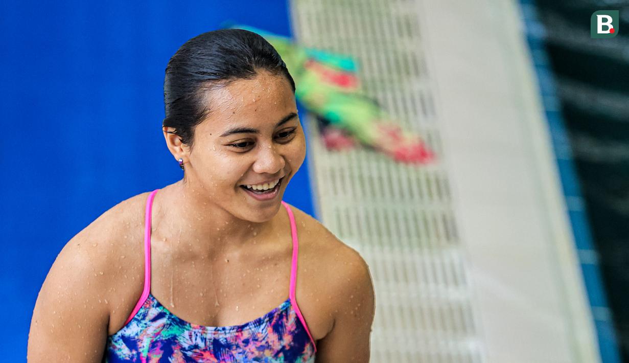 Atlet loncat indah putri Indonesia, Gladies Lariesa Garina saat nomor papan 30 meter Indonesia Open Aquatic Championships 2025 (IOAC 2025) di Stadion Akuatik, GBK, Kamis (26/11/2025). (Bola.com/Bagaskara Lazuardi)