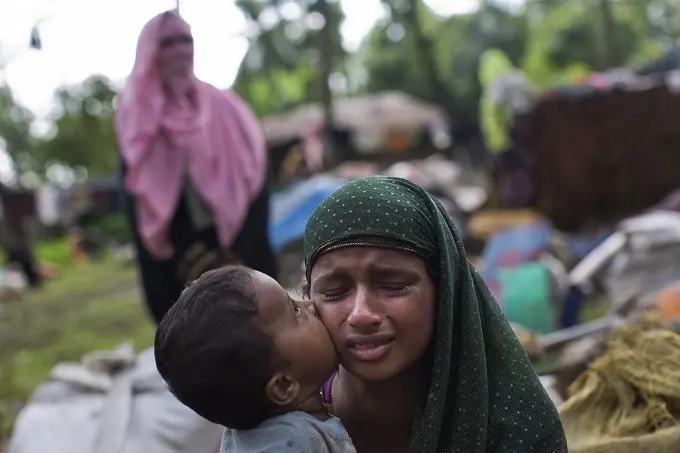 Pengungsi Rohingya yang berhasil menyeberang dari Myanmar ke perbatasan Bangladesh  (AP Photo/Bernat Armangue)