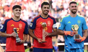 Pau Cubarsi (kiri), Rodri (tengah), dan Unai Simon merebut penghargaan individu Piala Dunia 2026. (AFP/David Ramos)