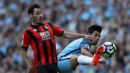 Pemain Manchester City, Nolito (kanan), berebut bola dengan pemain Bournemouth, Adam Smith, dalam laga pekan kelima Premier League di Stadion Etihad, Sabtu (17/9/2016) malam WIB. (Reuters/Phil Noble)