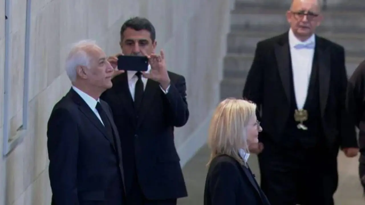 Presiden Armenia, Vahagn Khachaturyan melanggar aturan dilarang berfoto selama Ratu Elizabeth II disemayamkan atau lying-in-state di dalam Westminster Hall