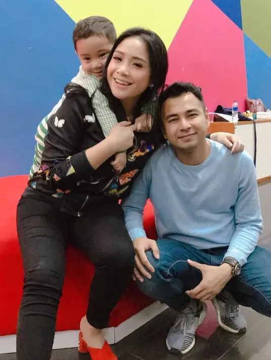 Hanya sedikit artis yang mengunggah foto saat makan di pinggir jalan. Yang terbaru, Raffi Ahmad dan Nagita Slavina terlihat sedang menikmati malam mingguan dengan makan di pinggir jalan. (Instagram/raffinagita1717)