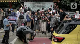 Sejumlah mahasiswa dari berbagai kampus membawa poster-poster saat berunjuk rasa di SDN Pondok Cina 1 Depok, Jawa Barat, Selasa (13/12/2022). Dalam aksinya, mereka menolak relokasi SDN Pondok Cina 1 yang lahannya akan digunakan untuk pembangunan masjid. (Liputan6.com/Faizal Fanani)