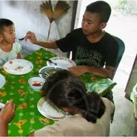 Hidup tanpa orangtua, bocah ini urus tiga adiknya dengan susah payah. | Sumber Foto: sanook.com