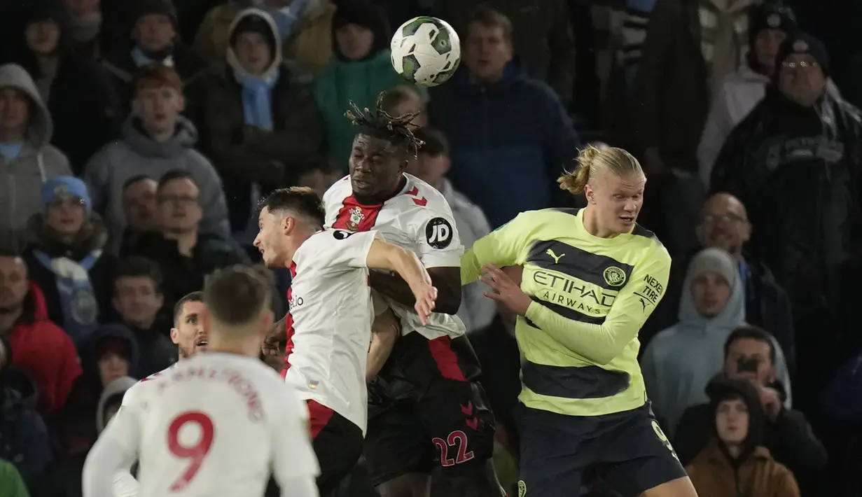 Pada menit ke-71 Erling Haaland gagal memanfaatkan peluang di mulut gawang Southampton hasil umpan silang Kevin De Bruyne. (AP Photo/ Alastair Grant)