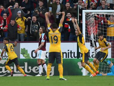 Para pemain Arsenal merayakan gol  Laurent Koscielny (3kanan) saat melawan Burnley pada lanjutan Premier League pekan ke-7 di Stadion Turf Moor, (2/10/2016). (Reuters/Anthony Devlin)