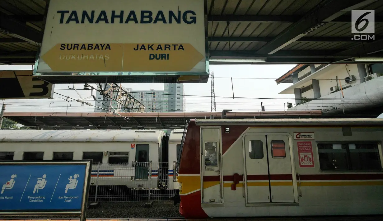 Kereta memasuki Stasiun Tanah Abang, Jakarta, Kamis (23/5/2019). PT Kereta Commuter Indonesia mengumumkan bahwa Stasiun Tanah Abang kembali dibuka dan beroperasi setelah sempat ditutup akibat kerusuhan 22 Mei 2019 di sekitar Gedung Bawaslu dan Tanah Abang. (Liputan6.com/Herman Zakharia)