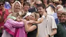 Marketa Vondrousova dari Republik Ceko menyapa teman dan keluarganya setelah mengalahkan Ons Jabeur dari Tunisia untuk memenangkan final tunggal putri pada hari ketiga belas kejuaraan tenis Wimbledon di London, Sabtu, 15 Juli 2023. (AP Photo/Alberto Pezzali)