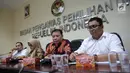 Ketua Bawaslu RI Abhan (kedua kanan) memberikan keterangan dalam konferensi pers gedung Bawaslu RI, Jakarta Pusat, Kamis (21/9). Konferensi tersebut membahas Tindak Lanjut Hasil Pengawasan Penyelenggaraan Pikada 2018. (Liputan6.com/Faizal Fanani)