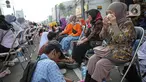 Sejumlah anak mencuci kaki ibunya pada aksi cuci kaki ibu massal di Jakarta, Minggu (18/12/2022). Aksi yang diikuti sebanyak ratusann peserta itu bertujuan untuk meningkatkan rasa cinta kasih kepada ibu , khususnya dalam rangka memperingati Hari Ibu. (Liputan6.com/Faizal Fanani)