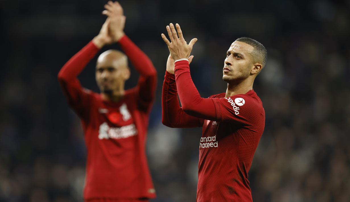 Thiago Alcantara. Penampilan inkonsisten Liverpool di Liga Inggris dan mulai akrabnya dengan cedera sejak awal musim 2022/2023, membuat penampilan gelandang tengah berusia 31 tahun ini jadi tak sesuai harapan. Luis Enrique pun lebih memilih para pemain yang lebih bugar untuk mengisi skuadnya di Piala Dunia 2022 Qatar. (AP/David Cliff)
