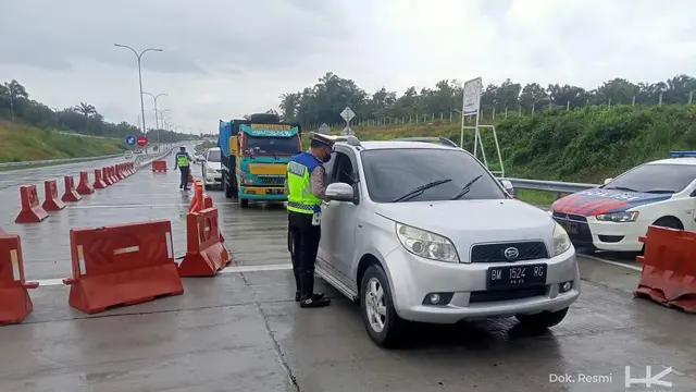 Hutama Karya melakukan penyekatan di ruas Tol Pekanbaru-Dumai. Proses penyekatan dilakukan bersama pihak kepolisian di Gerbang Tol (GT) Dumai. (Foto: HK)
