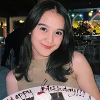 Rayakan ulang tahun dengan sahabat tersayang, Esta ungkap jika ia bersyukur dikelilingi oleg teman-teman yang baik. Pamer senyum manis sembari memegang piring kue, pemeran Vanessa di sinetron Love Story the Series ini curi perhatian. Menginjak usia baru dengan perayaan ulang tahun yang sederhana, kebahagiaan terpancar jelas di wajah artis kelahiran 3 April 1999 ini. (Liputan6.com/IG/@estapramanita)