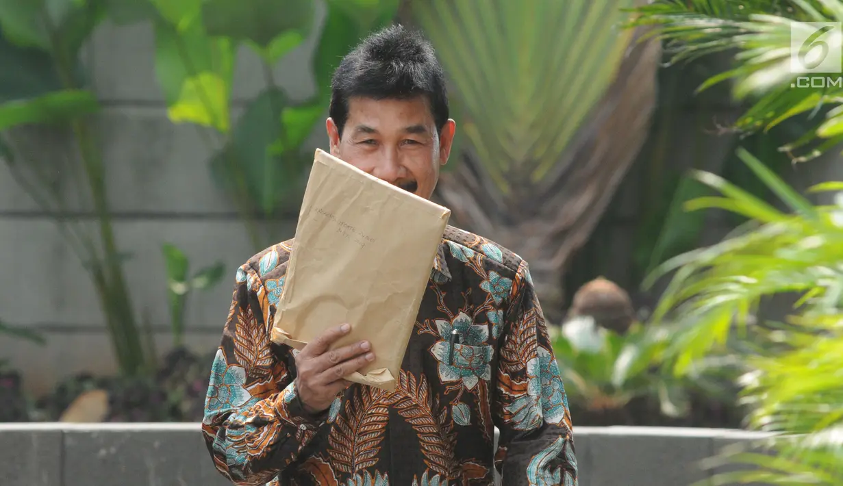 Bupati Solok Selatan Muzni Zakaria berjalan masuk akan menjalani pemeriksaan oleh penyidik di Gedung KPK, Jakarta, Jumat (21/06/2019). Muzni Zakaria diperiksa sebagai tersangka terkait kasus korupsi pengadaan barang dan jasa di Kabupaten Solok Selatan. (merdeka.com/Dwi Narwoko)