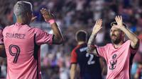 Dua pemain Inter Miami, Luis Suarez dan Lionel Messi, merayakan gol ke gawang New England Revolution dalam laga Major League Soccer (MLS) di Chase Stadium, Florida, Minggu (20/10/2024) pagi WIB. Inter Miami menang 6-2 dalam laga ini, di mana Lionel Messi mencetak hattrick dan Luis Suarez mencetak brace. (Carmen Mandato/Getty Images/AFPCarmen Mandato / GETTY IMAGES NORTH AMERICA / Getty Images via AFP)