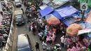 Suasana kawasan Pasar Gembrong yang dipadati warga di Jatinegara, Jakarta Timur, Minggu (31/5/2020). Meski penerapan Pembatasan Sosial Berskala Besar (PSBB) Jakarta masih berlaku, namun pasar yang khusus menjual pernak-pernik mainan anak ini kembali dipadati warga. (Liputan6.com/Immanuel Antonius)