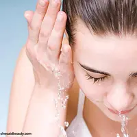 Salah satu cara agar wajah terlihat bersih dan segar kembali, ialah penggunaan scrub saat membersihkan wajah