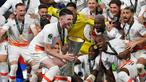 Pemain West Ham United, Declan Rice, mengangkat trofi juara UEFA Europa Conference League di Stadion Eden Arena, Kamis (8/6/2023). West Ham menang dengan skor 2-1. (AP Photo/Petr David Josek)