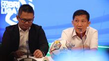 Direktur Utama PT Liga Indonesia Baru (PT LIB), Ferry Paulus (kanan), didampingi Direktur Operasional PT LIB, Asep Saputra, memberikan keterangan setelah menggelar managers meeting BRI Liga 1 2023/2024 di Hotel Sultan, Jakarta, Senin (26/6/2023) malam WIB. (Bola.com/Abdul Aziz)