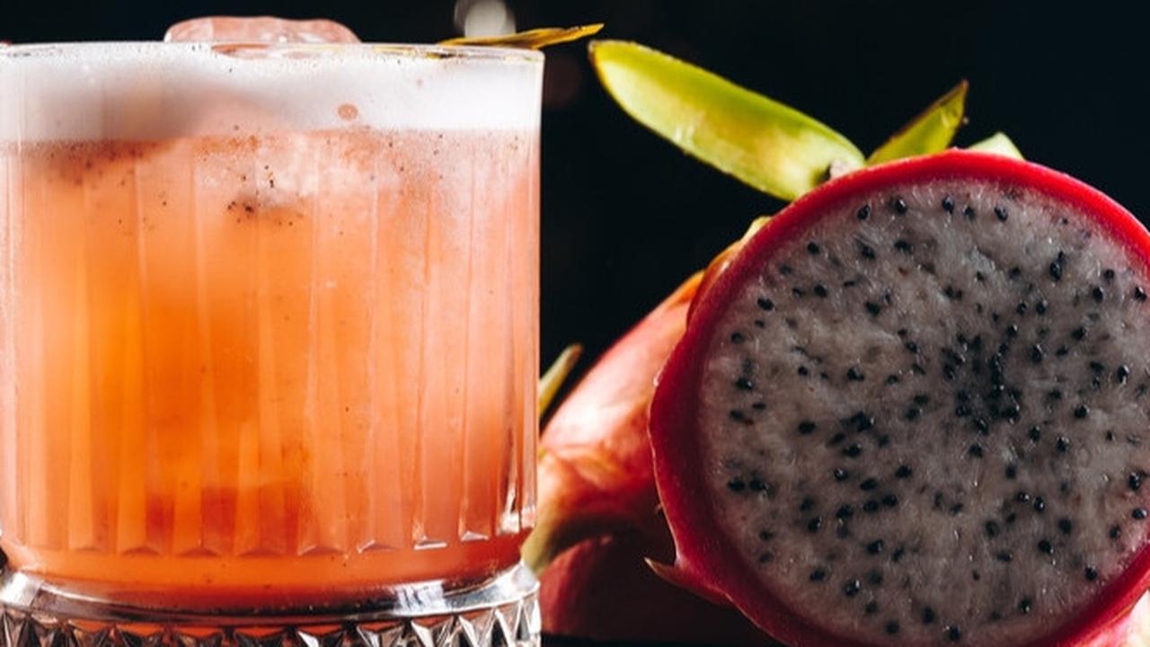 Ilustrasi cocktail koktail buah naga