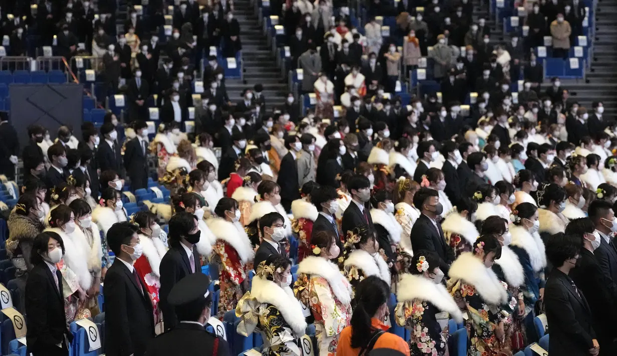Warga berusia 20 mengikuti upacara resmi, yang biasa disebut upacara Kedewasaan di Yokohama dekat Tokyo, Senin (9/1/2023). Jepang menurunkan usia dewasa dari 20 tahun menjadi 18 tahun pada 2022. (AP Photo/Eugene Hoshiko)